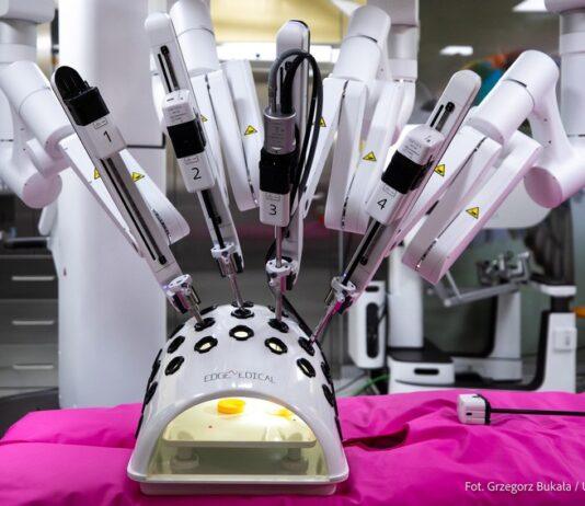 Nowy robot chirurgiczny trafił do rzeszowskiego szpitala. Kosztował prawie 5,5 mln złotych Nowy robot chirurgiczny trafił do rzeszowskiego szpitala. Kosztował prawie 5,5 mln złotych