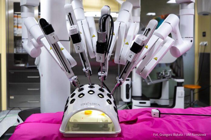 Nowy robot chirurgiczny trafił do rzeszowskiego szpitala. Kosztował prawie 5,5 mln złotych