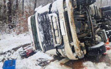 Śnieg i śliskie drogi na Podkarpaciu. Główne trasy są przejezdne, ale wypadków nie brakuje