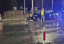 Samochód osobowy uderzył w słup sygnalizacji świetlnej w Boguchwale
