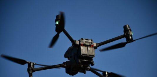 Policyjny dron widzi nawet czy masz zapięte pasy. Działania „Czerwone Światło – STOP”