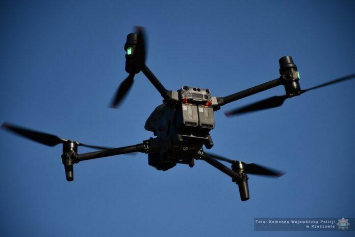 Policyjny dron widzi nawet czy masz zapięte pasy. Działania „Czerwone Światło – STOP”