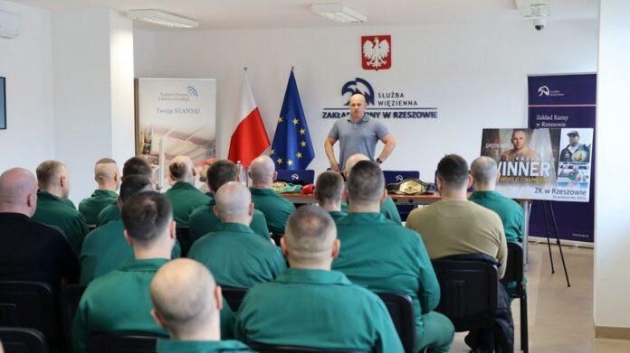 lukasz-rozanski-mistrz-swiata-wbc-odwiedzil-zaklad-karny-w-rzeszowie-3 Były Mistrz Świata WBC Łukasz Różański odwiedził Zakład Karny w Rzeszowie
