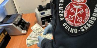 Ukrainka próbowała przewieźć przez granicę 40 tys. dolarów. Musi zapłacić srogi mandat