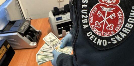 Ukrainka próbowała przewieźć przez granicę 40 tys. dolarów. Musi zapłacić srogi mandat