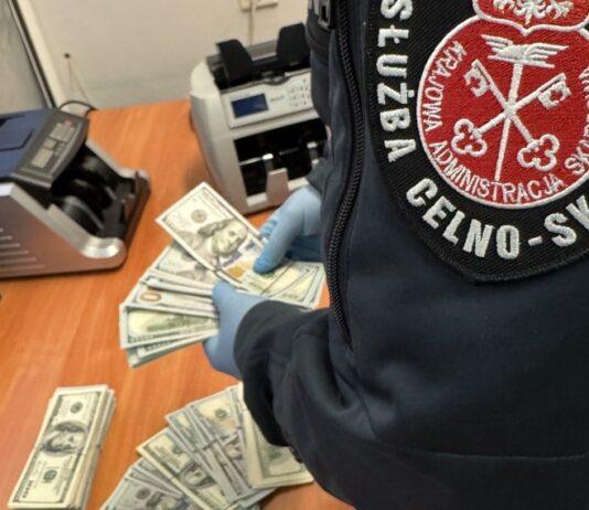 Ukrainka próbowała przewieźć przez granicę 40 tys. dolarów. Musi zapłacić srogi mandat