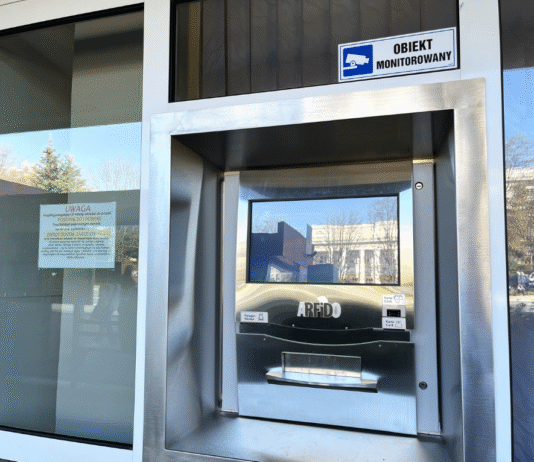 Po 12 latach WiMBP w Rzeszowie otrzymała nową wrzutnię biblioteczną