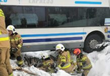 Autobus z ponad 30 pasażerami wjechał do rowu. Akcja trwała kilka godzin