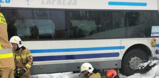 Autobus z ponad 30 pasażerami wjechał do rowu. Akcja trwała kilka godzin