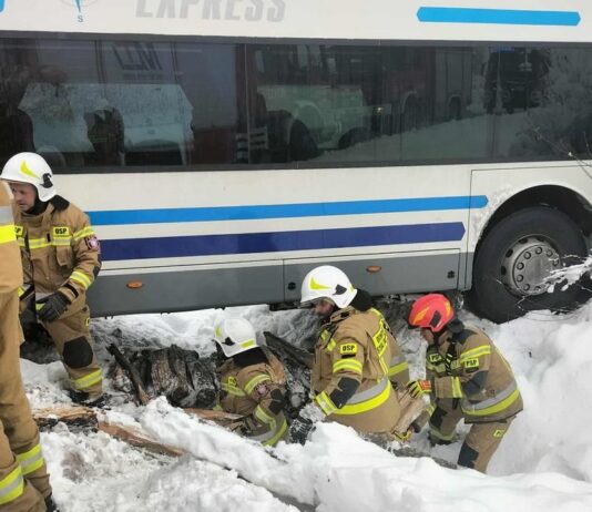 Autobus z ponad 30 pasażerami wjechał do rowu. Akcja trwała kilka godzin
