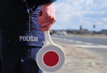 Kobieta na oczach policjantów nie ustąpiła pierwszeństwa wchodzącym na przejście dzieciom