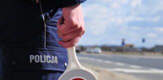 Kobieta na oczach policjantów nie ustąpiła pierwszeństwa wchodzącym na przejście dzieciom