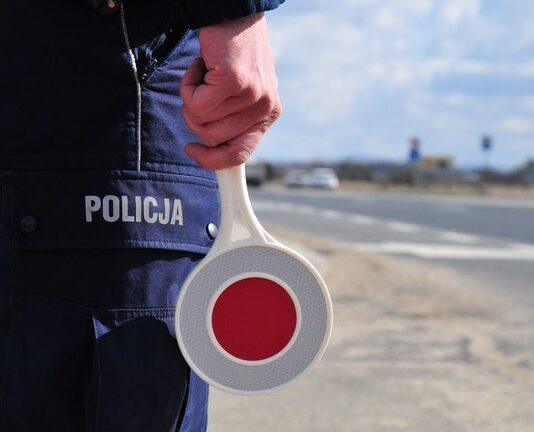 Kobieta na oczach policjantów nie ustąpiła pierwszeństwa wchodzącym na przejście dzieciom
