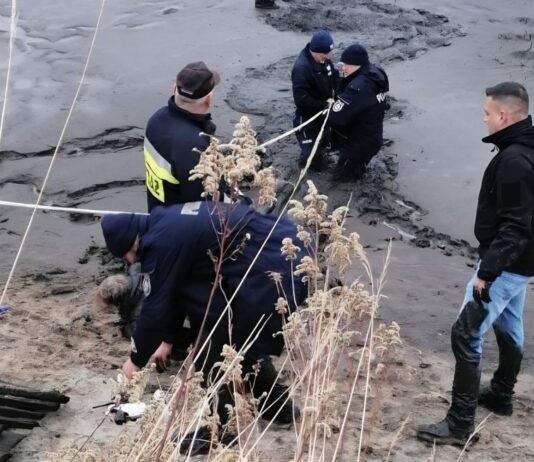 Zaginiona 73-latka odnaleziona w stawie. “Istniało ryzyko zagrożenia życia”