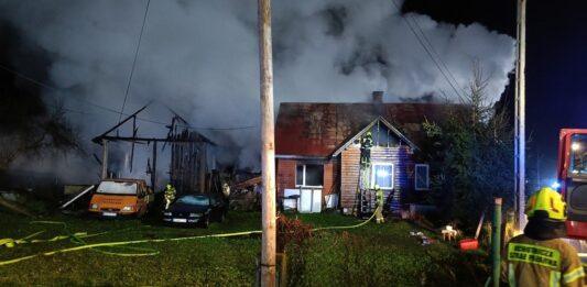 Pożar domu w Komańczy. Akcja gaśnicza trwała niemal 7 godzin