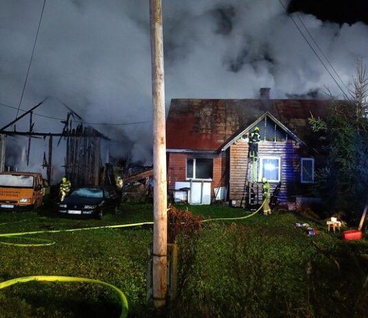 Pożar domu w Komańczy. Akcja gaśnicza trwała niemal 7 godzin Pożar domu w Komańczy. Akcja gaśnicza trwała niemal 7 godzin