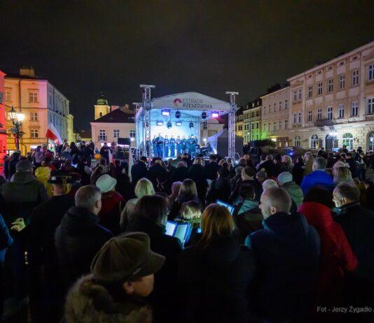 Pieśni patriotyczne na rynku w Rzeszowie - 10 listopada 2025