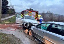 Czołowe zderzenie pojazdów. Trzecia auto “zanurkowało” do rowu Babica czołówka