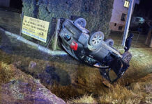 Gołoledź zbiera żniwo. Dachowanie pojazdu w Dębinie