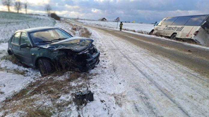 kolizja autobus osobówka
