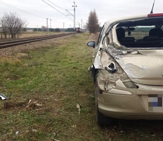 76-latek zlekceważył znak STOP. Osobówka została wykatapultowana przez pociąg z torowiska zignorowanie znaku stop