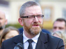 Od walki o fotel prezydenta Rzeszowa po ucieczki przed prokuratorem. Grzegorz Braun może zostać zatrzymany