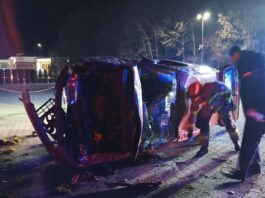 Groźne dachowanie. Samochód koziołkował w środku nocy dachowanie