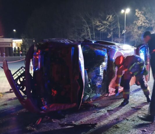 Groźne dachowanie. Samochód koziołkował w środku nocy dachowanie