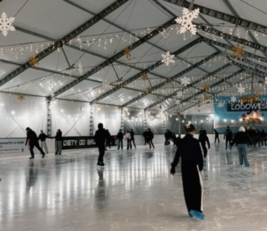 Lodowe szaleństwo przy Wyspiańskiego wystartowało! Największa tafla w okolicy i bilet „do bólu” lodowisko wyspiańskiego rzeszów
