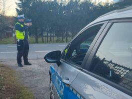 Pijana kierująca pędziła przez miasto. Obok niej siedział poszukiwany przestępca