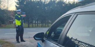 Pijana kierująca pędziła przez miasto. Obok niej siedział poszukiwany przestępca