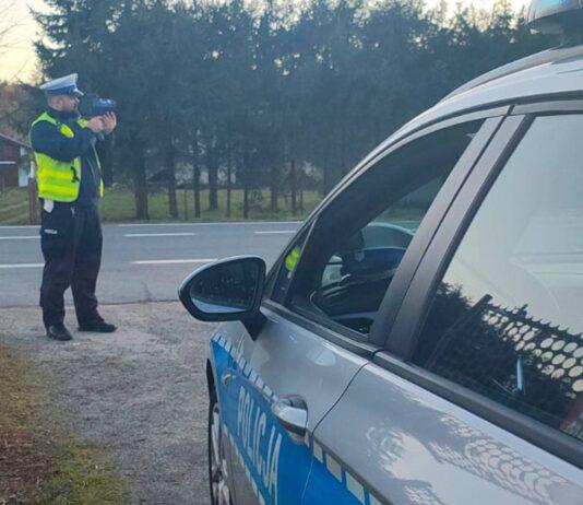 Pijana kierująca pędziła przez miasto. Obok niej siedział poszukiwany przestępca