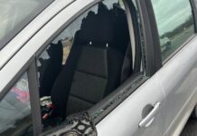 Groźny incydent na S19 pod Rzeszowem. Przewożony ładunek wypadł z przyczepki i zdemolował auto