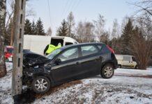 Dostawczak rzucił osobówkę na słup po czołowym zderzeniu. Fatalna seria na drogach zderzenie czołowe i uderzenie w słup