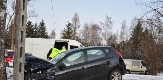 zderzenie czołowe i uderzenie w słup