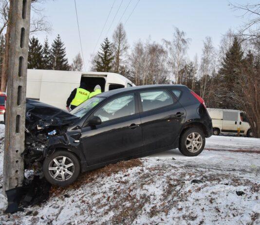 zderzenie czołowe i uderzenie w słup