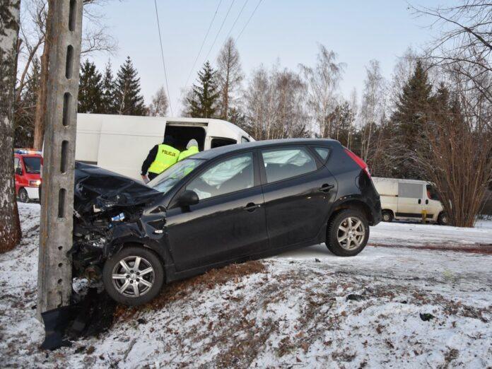 zderzenie czołowe i uderzenie w słup
