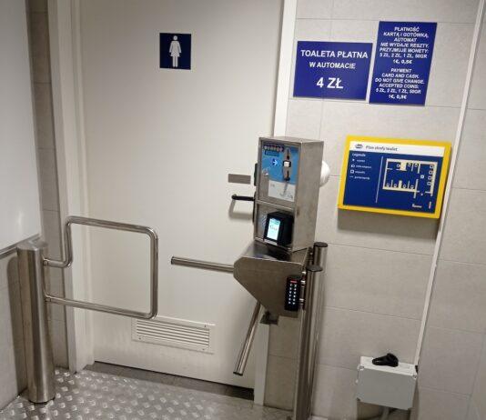 Dworzec PKP w Rzeszowie: 4 zł za toaletę. Czytelniczka: „To seksizm, cierpią tylko kobiety”
