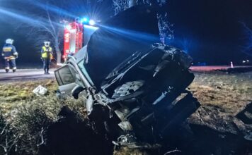 Trójkołowiec “zrób-to-sam” kontra Volkswagen. Nierówne starcie na drodze trójkołowiec kontra volkswagen