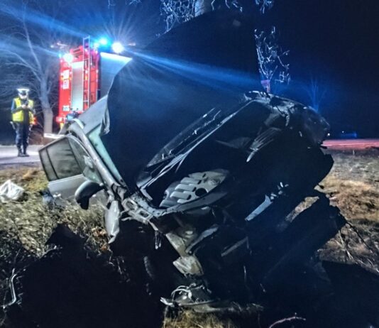 Trójkołowiec “zrób-to-sam” kontra Volkswagen. Nierówne starcie na drodze trójkołowiec kontra volkswagen