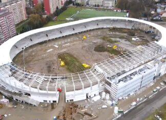 „Blacha jak na lepiankach w Afryce”? Kierownik budowy PCLA odpowiada na krytykę dachu