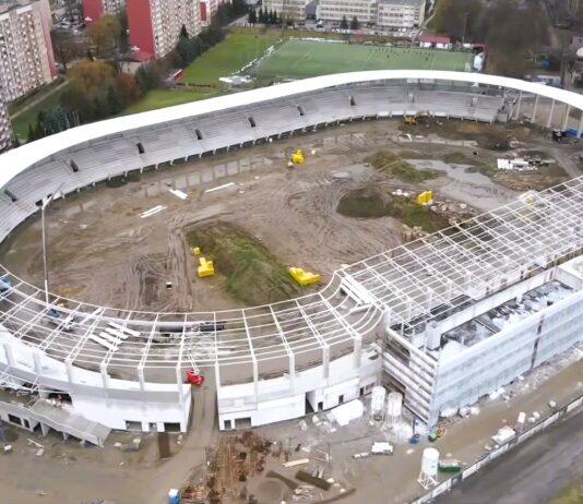 „Blacha jak na lepiankach w Afryce”? Kierownik budowy PCLA odpowiada na krytykę dachu