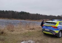 policja nad zamarźniętym akwenem