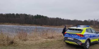 policja nad zamarźniętym akwenem