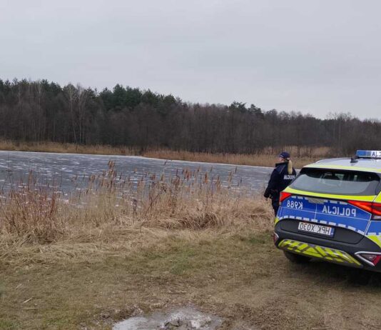 policja nad zamarźniętym akwenem
