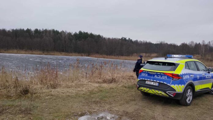 policja nad zamarźniętym akwenem