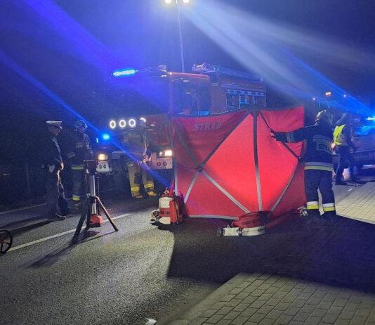 Śmiertelny wypadek na DW 992. Kobieta najechała na mężczyznę leżącego na drodze