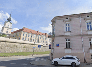 Kamienica vis-à-vis Zamku idzie pod młotek. Miasto: „To ruina bez łazienek”, PiS: „Wyprzedaż majątku” kamienica Lenartowicza 1, Rzeszów