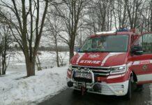 Trzy osoby na krze na Sanie? Strażacy ruszyli na ratunek wóz strażacki