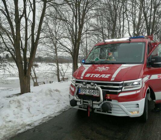 Trzy osoby na krze na Sanie? Strażacy ruszyli na ratunek wóz strażacki